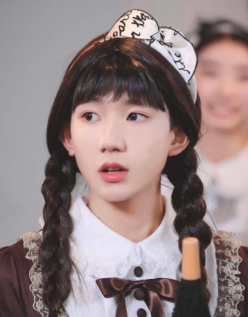 王俊凱玩幼稚游戲坐姿大爺化，網友直呼接地氣